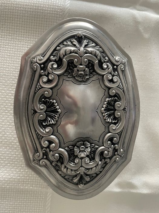 Caixa decorativa em estanho