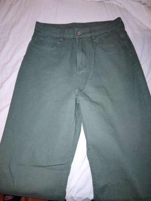 calças verdes largas
