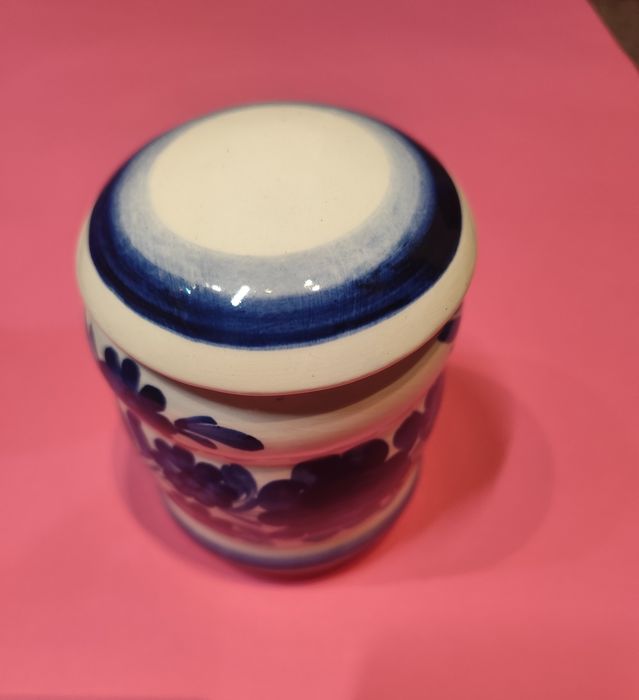 Pojemnik ceramiczny z pokrywką z Włocławka.