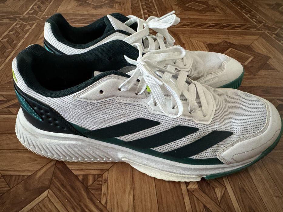 Кросівки adidas для гри в падел і великий теніс