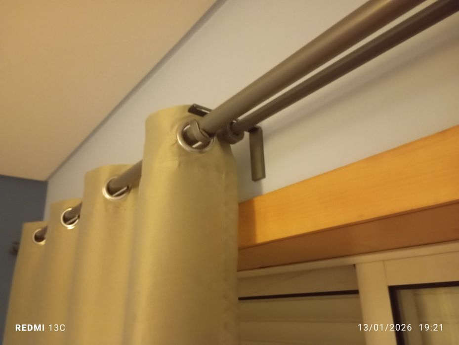 Cortinas beges com ilhós