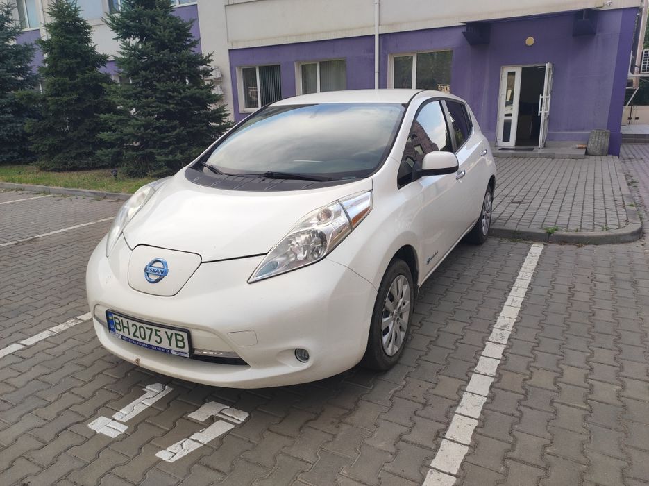 Nissan leaf 15 року