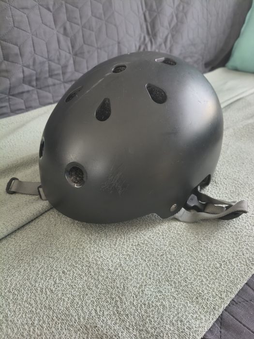 Kask np. na łyżwy