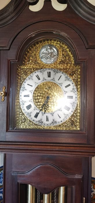 Relógio de pé alto à corda antigo