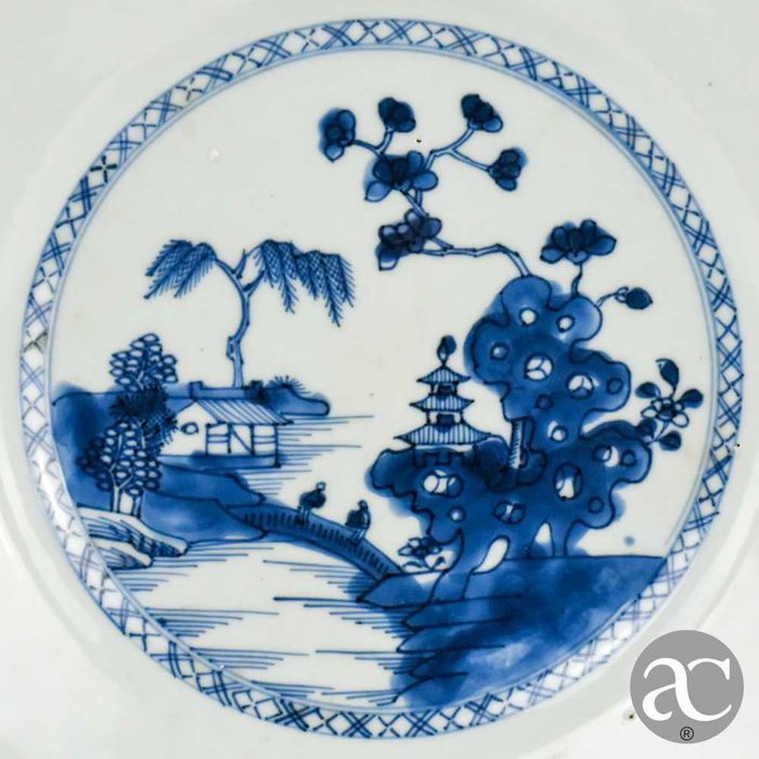 Prato porcelana China período Qianlong, séc. XVIII, pagode e paisagem