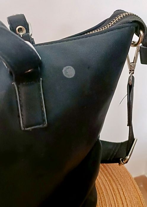 Bolsa preta em poliuretano com alça ajustável e design elegante