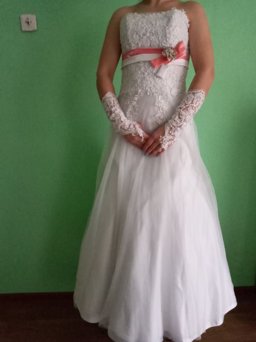 Весільня сукня з рожевим бантом