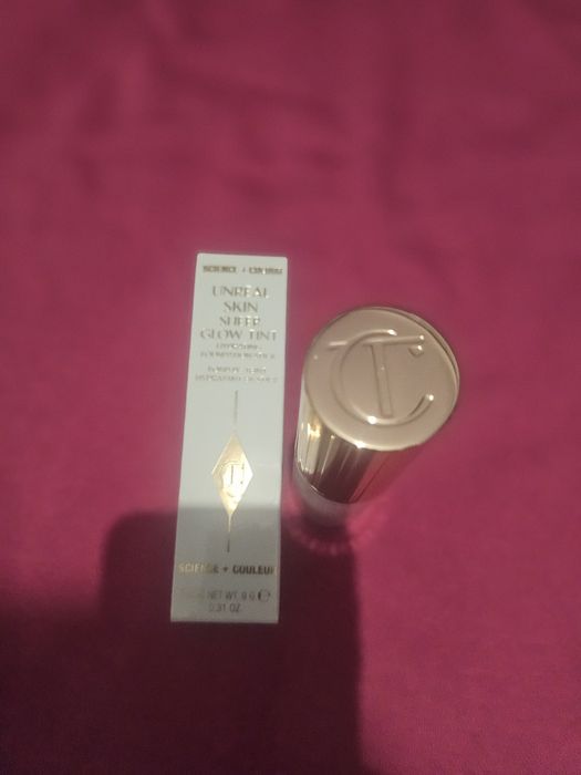 Podkład w sztyfcie Unreal Charlotte Tilbury