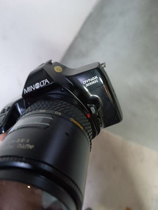 Minolta Dynax 3000i com objetiva
