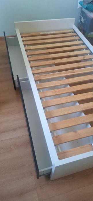 Cama de um corpo com gavetas de arrumação (muito bom estado)