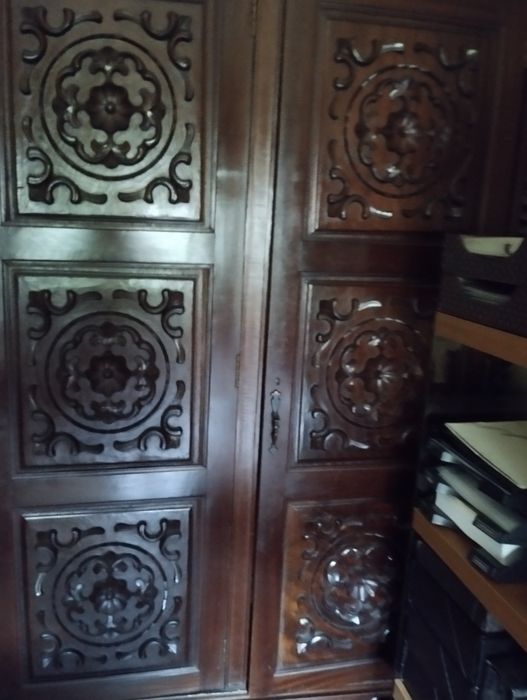 Roupeiro de Madeira Trabalhada