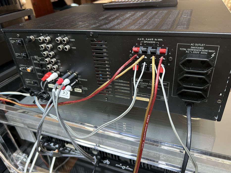 Fantastivo amplificador Sanyo JA8500 digital,com comando.exc estado