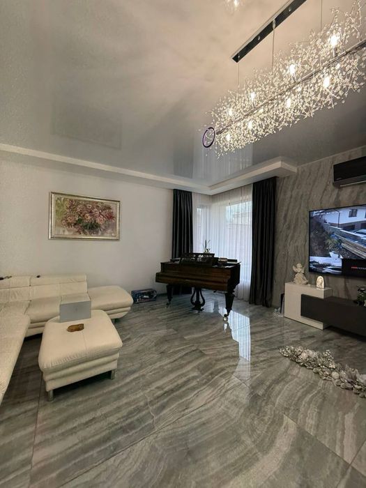 Продаж будинку з басейном та видом