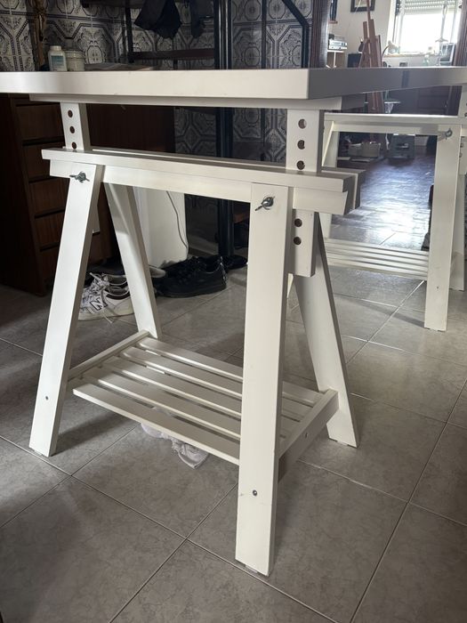 Secretária Com Dois Cavaletes e um Tampo