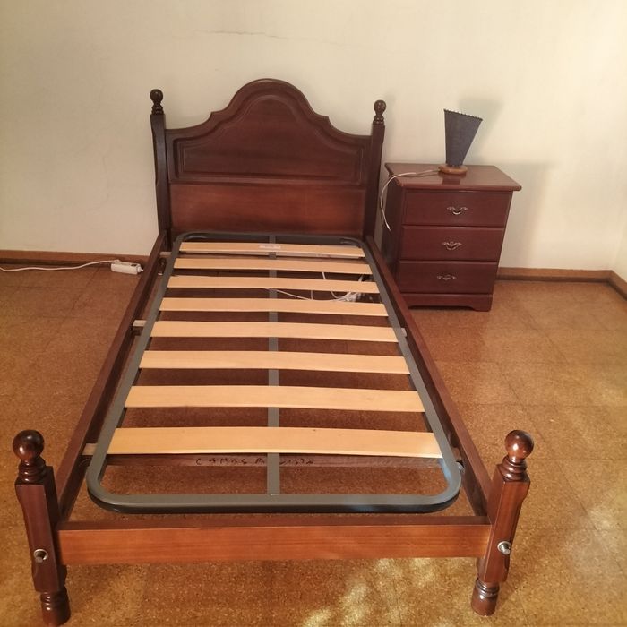 Cama e mesa de cabeceira de mogno