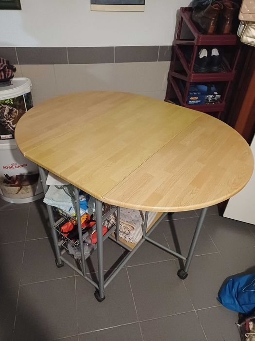 Mesa de cozinha com tampo articulado. Tampo aberto 110x84cm