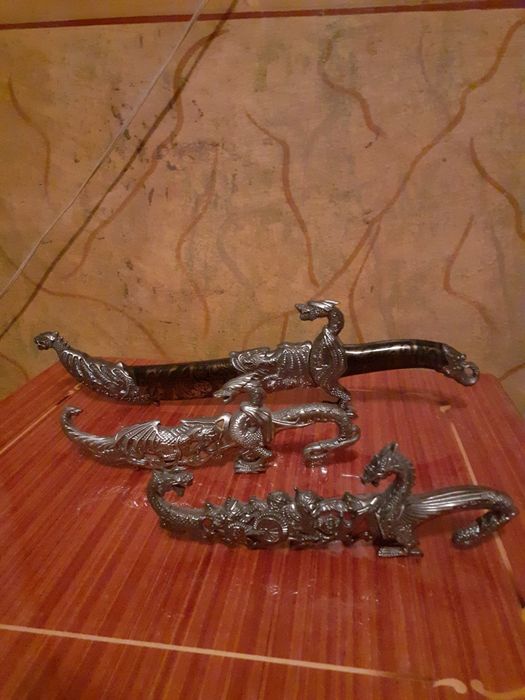 Сувенірний ніж з візерунками.