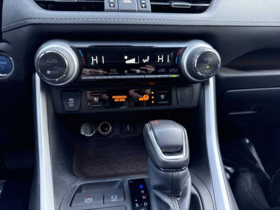 Toyota RAV4 Hybrid Limited      2022