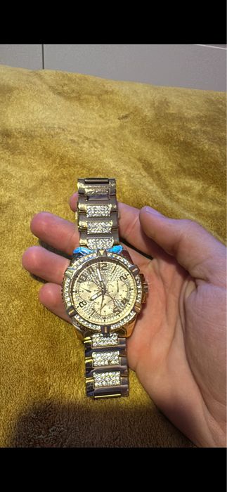 Relogio dourado guess com brilhantes swarovski