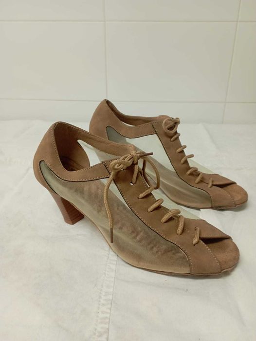 Sapatos de senhora de dança castanhos. Tamanho 40 usados