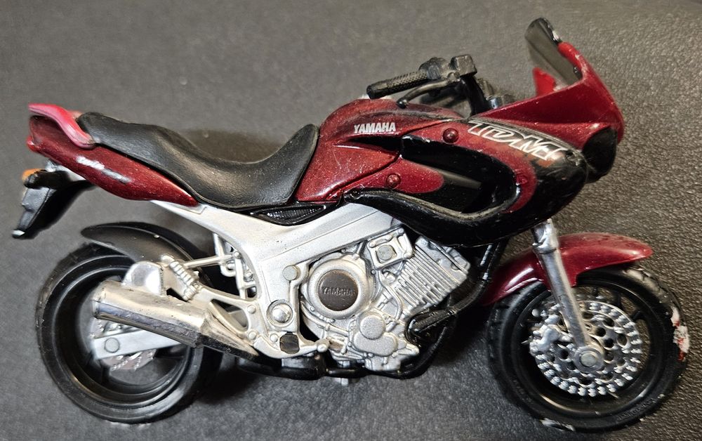 Miniatura moto Yamaha TDM 850