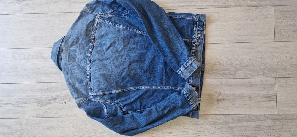 Levis  L.      .