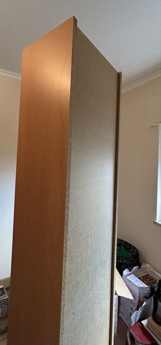 Estante castanha em bom estado