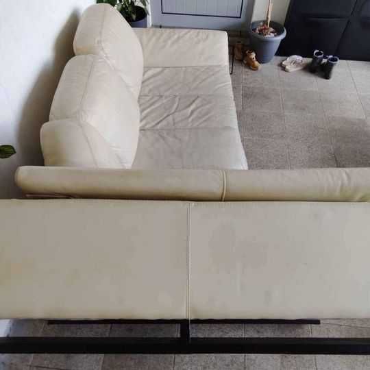 Conjunto em pele sofá, chase-longue e duas almofadas