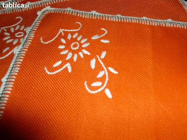 Bieżnik haftowany  plus 6 serwetek, praca ręcznie wykonana