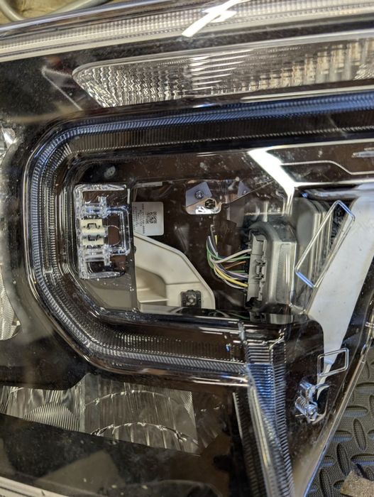 Ford RANGER WILDTRAK  2023 FULL LED reflektor przedni prawy, uszkodzon