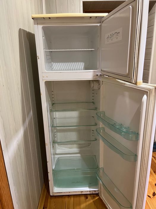 Холодильник з морозильною камерою