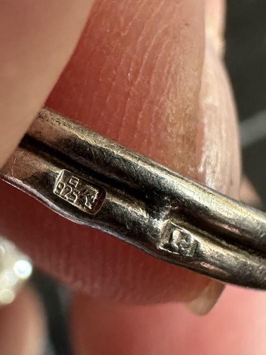 Srebrny pierścionek kulki