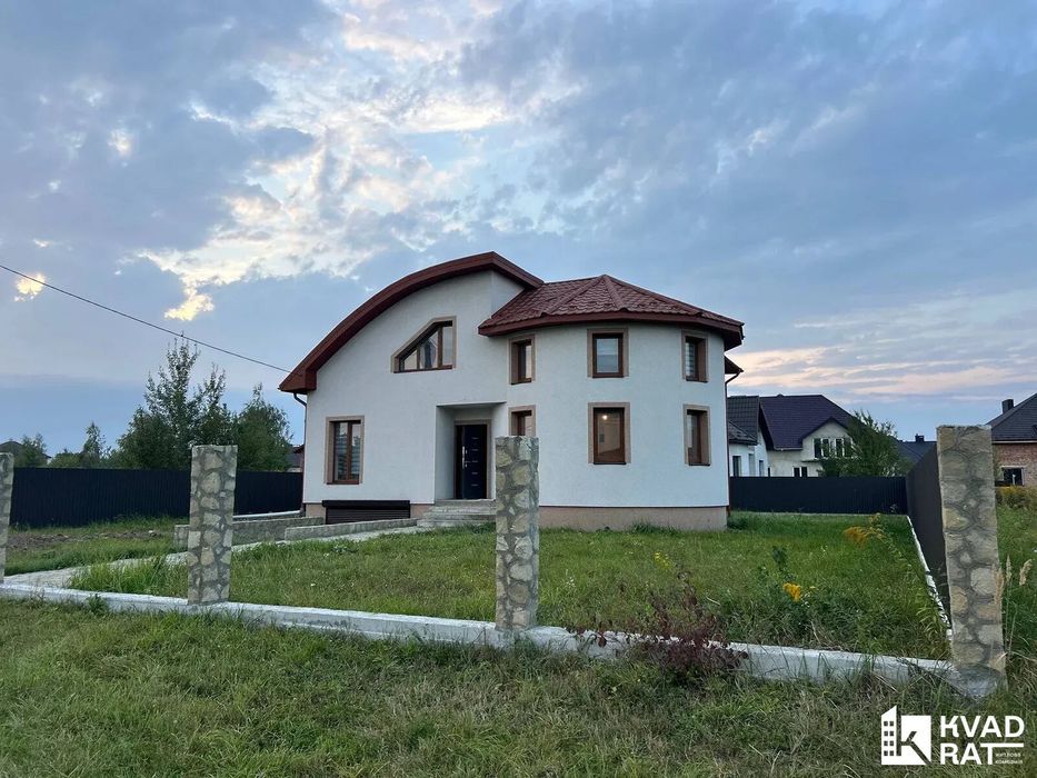 Просторий будинок поруч із містом