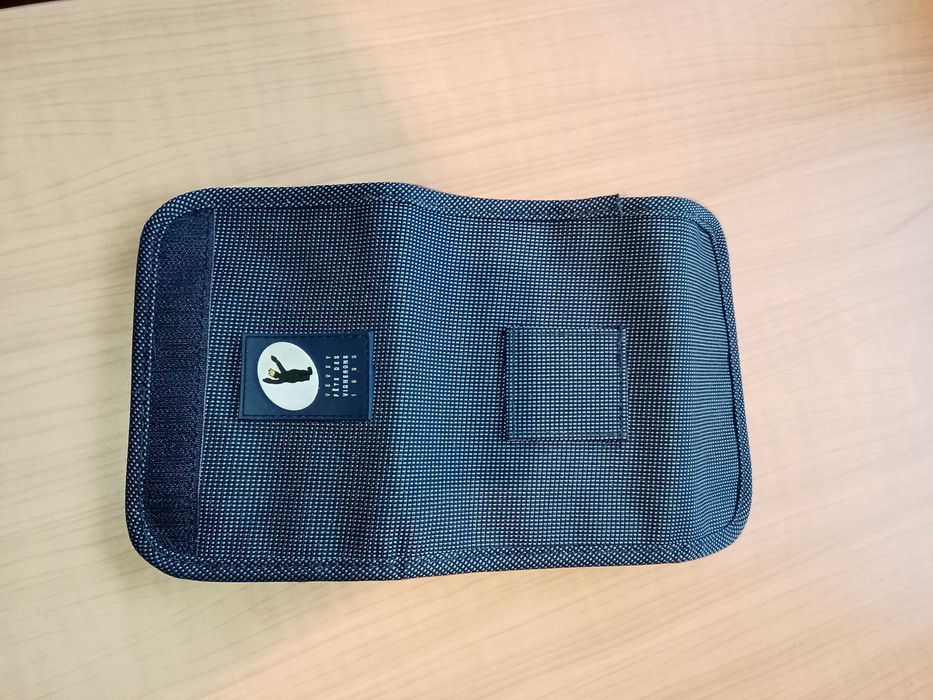 Carteira azul com espaço para cartas e bilhetes