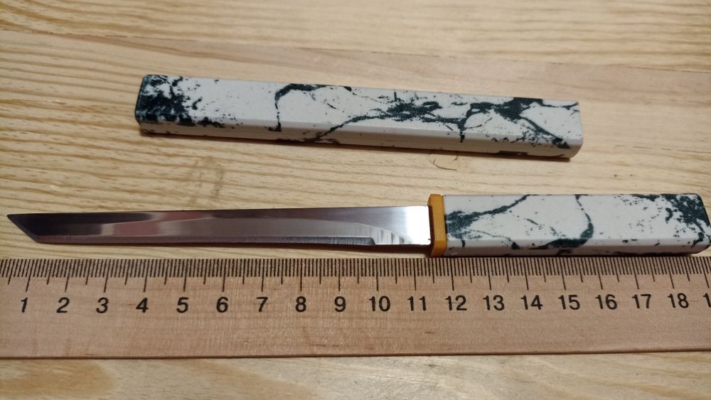 Два кухонних ножа