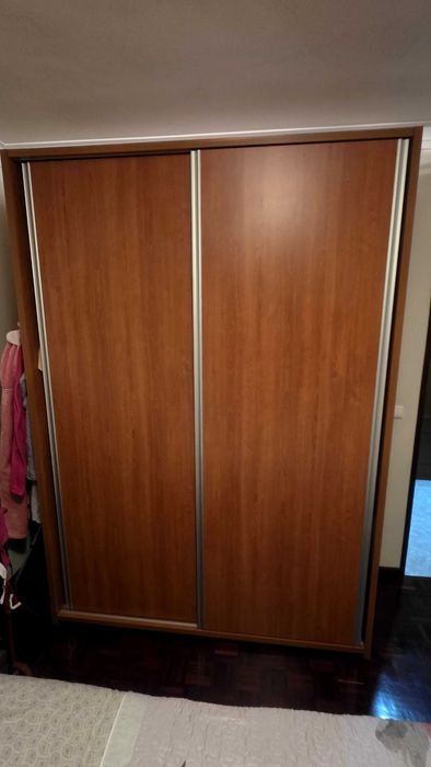 Roupeiro com portas deslizantes