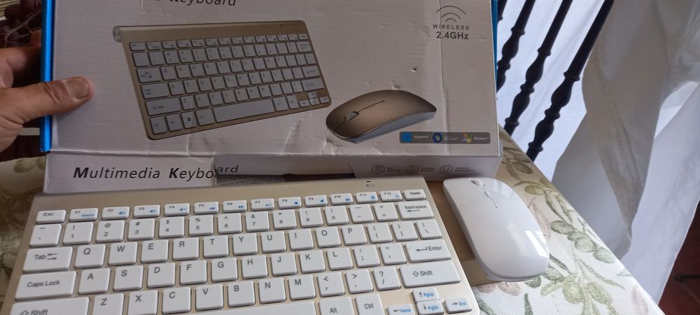 2 teclados 1 com mouse sem fios e outro so teclado