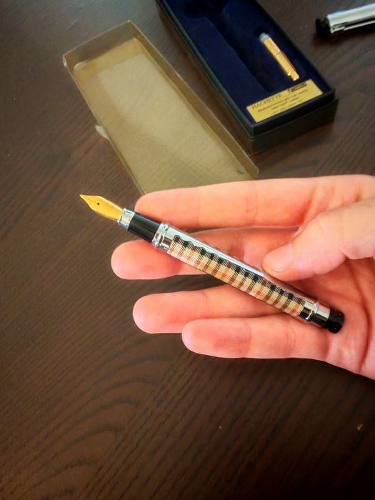 Caneta Hachette com cristal Swarovski