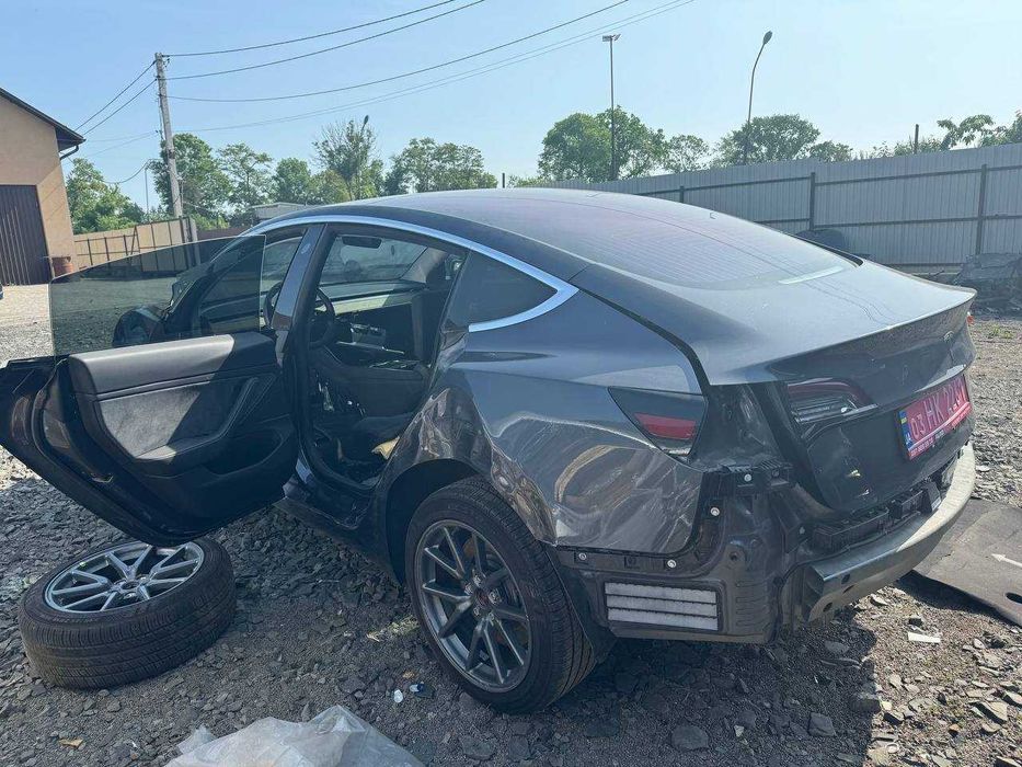 Двері передні задні ліві праві дверка Tesla Model 3 2019