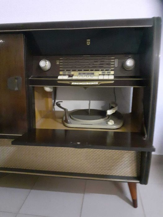 1940s-style cabinet with built-in radio and record player64730238571906122