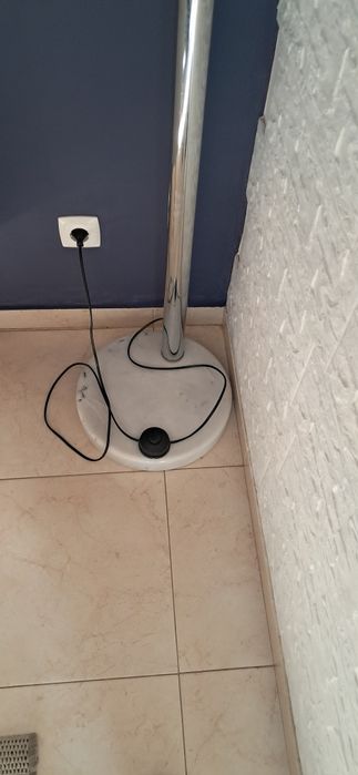 Candeeiro de pé com base em mármore