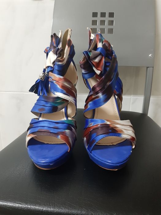 Vendo um par de sapatos