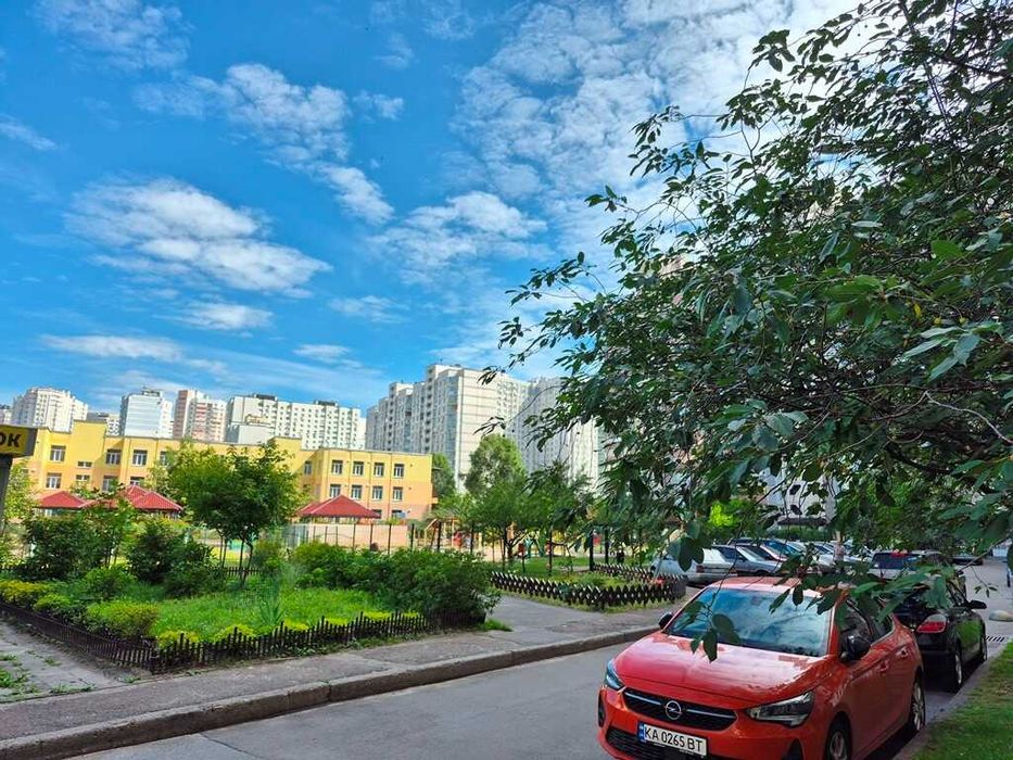 Продаж 2-кімнатної квартири, Дарницький район, метро Позняки, вулиця Ахматової Анни.