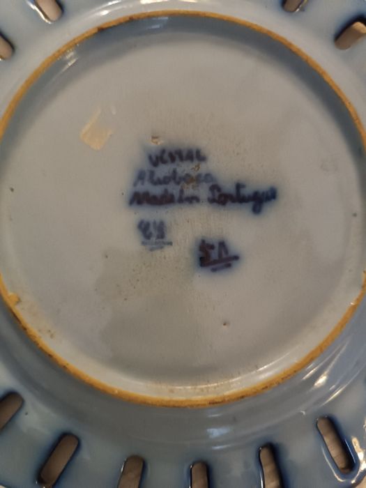 Vendo um prato das caldas da rainha antigo