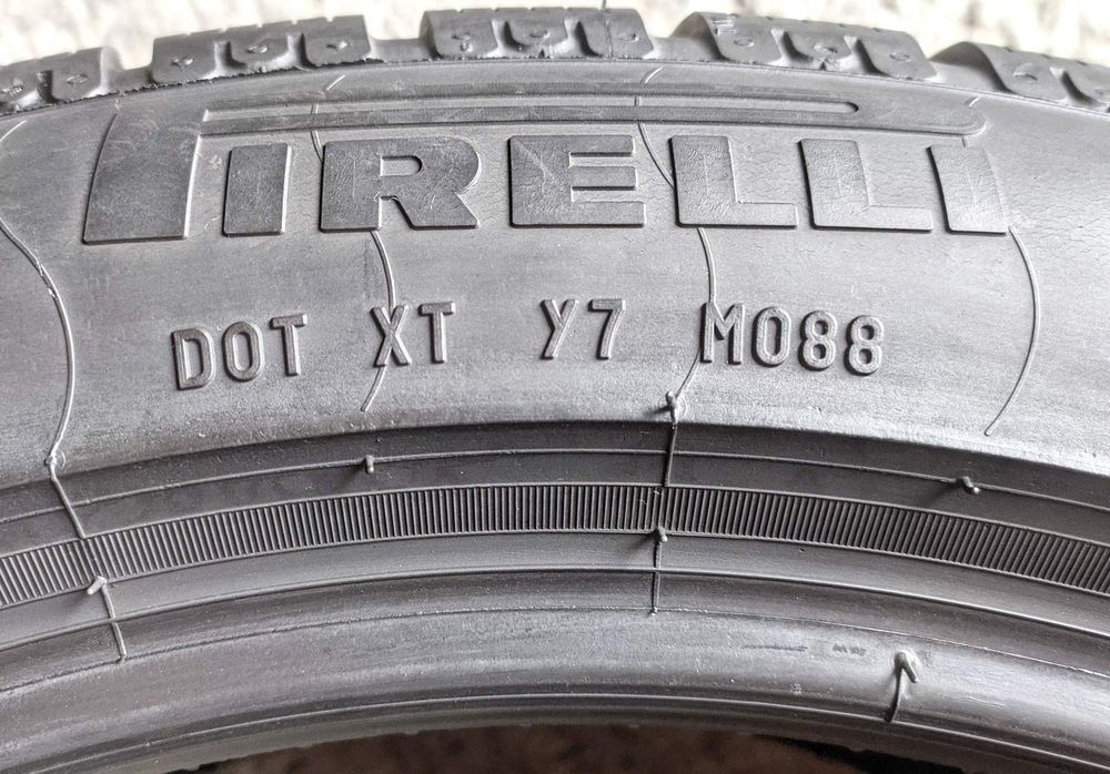 Шини зимові R18 225/50 Pirelli Sottozero Winter 210