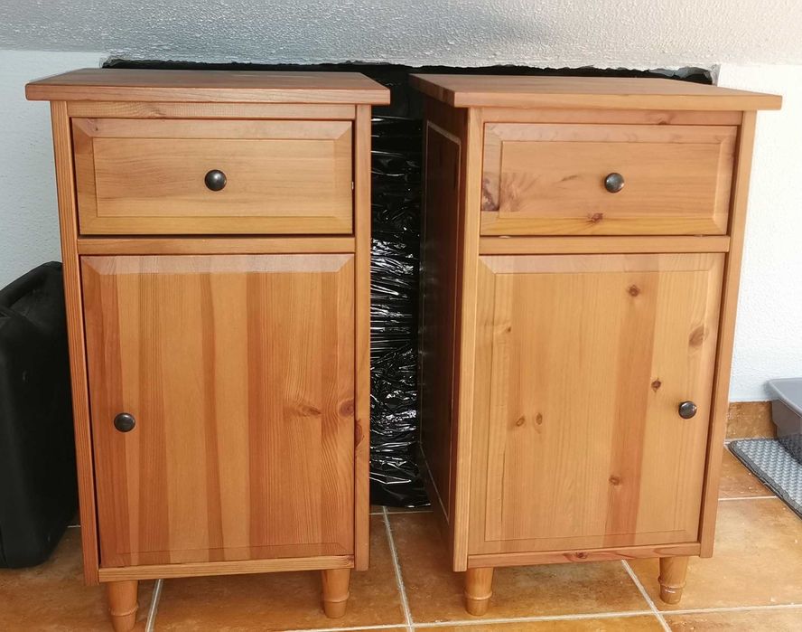 Duas mesas de cabeceira efeito madeira