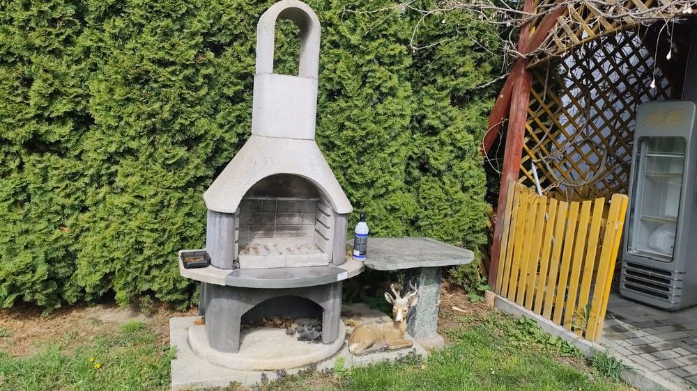 Grill  betonowy z kamiennym stolikiem