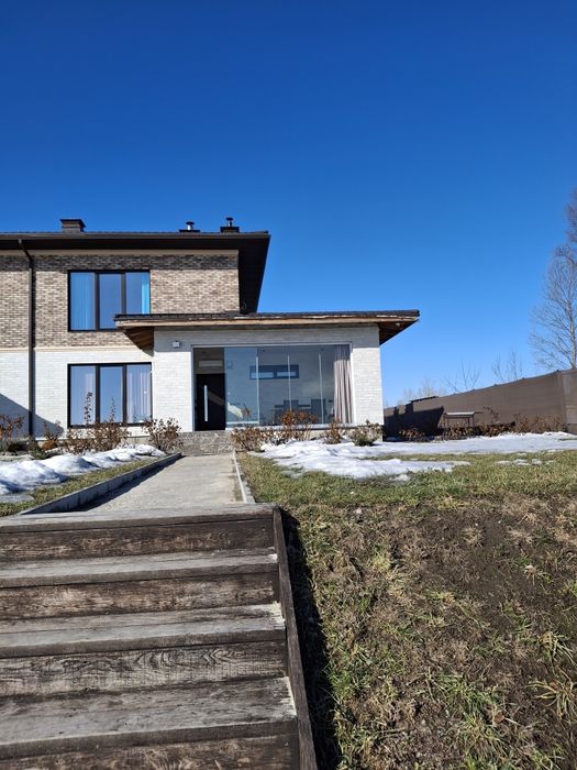 Будинок з сольовою лазнею на березі озера, зимова рибалка.