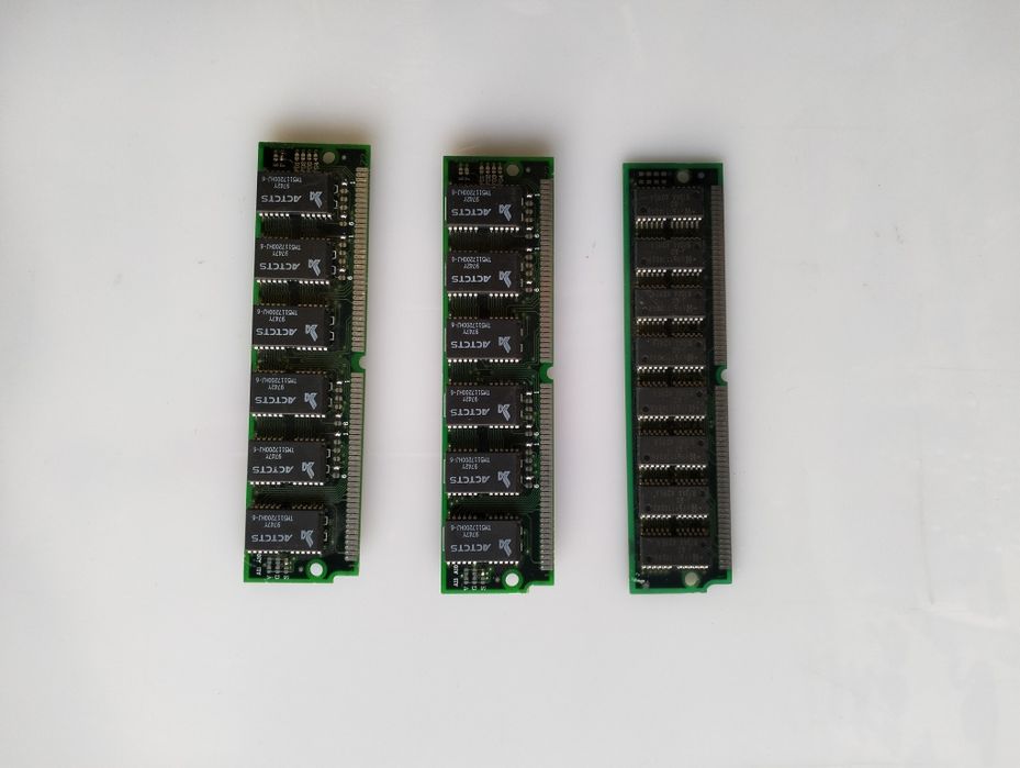 3 Memórias Ram e uma placa de Rede