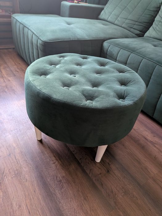 Pikowana pufa na nóżkach butelkowa zieleń